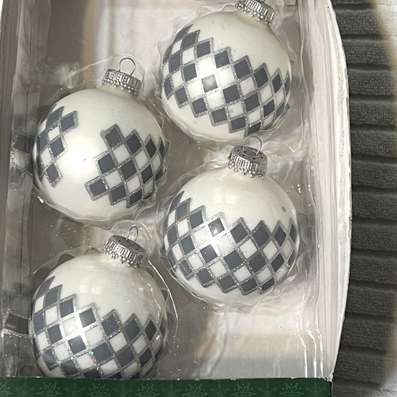 Holiday time ornaments set a four - Picture 1 of 1